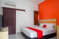 RedDoorz Syariah near Alun Alun Kota Rembang Hotel dekat LB KARTINI PUSAT BELANJA HP DAN ACC TERLENGKAP