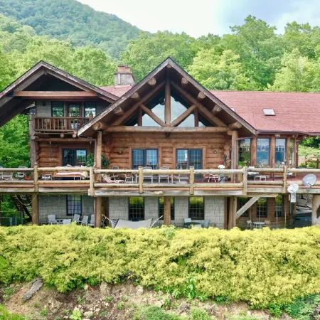 TN Mountain Lodge: sleeps 22+ lake, hikes, hot tub, Sauna