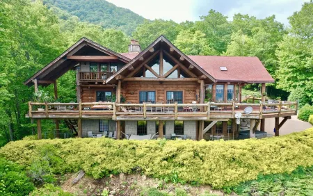 TN Mountain Lodge: sleeps 22+ lake, hikes, hot tub, Sauna