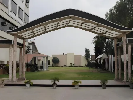 Hotel Krishna Continental Отели в г. Батхинда