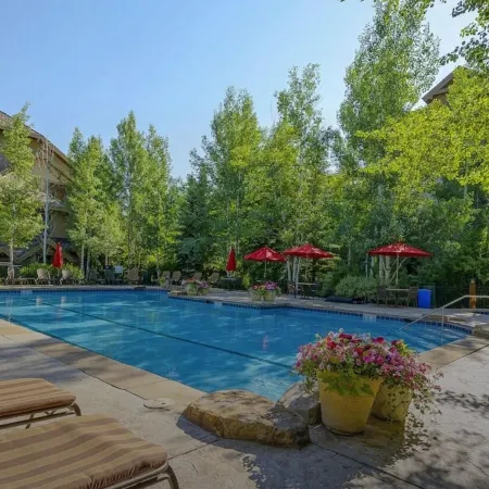 3 Bedroom Condo Just Steps From Arrowhead Lift