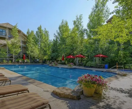 3 Bedroom Condo Just Steps From Arrowhead Lift