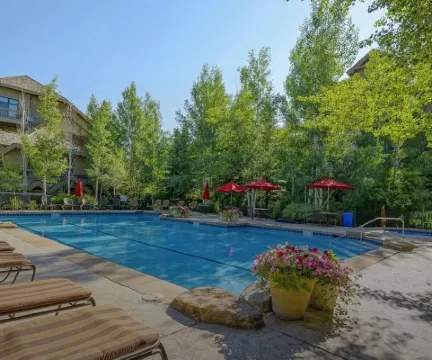 3 Bedroom Condo Just Steps From Arrowhead Lift