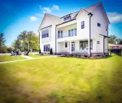 Luxurious Lakefront Home- Marina, Boats, and Kayaks!