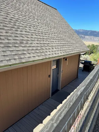 Quaint loft with spectacular views of the Gallatin Mountains Отели в г. Гардинер