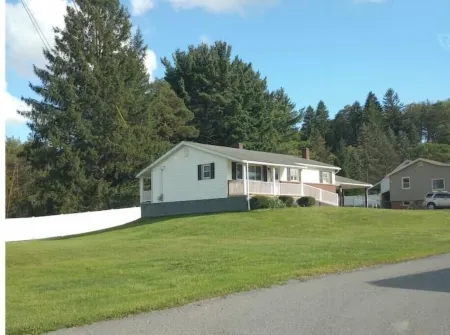 Romantic/family-friendly 3-bedroom home with fireplaces, central AC, and WiFi