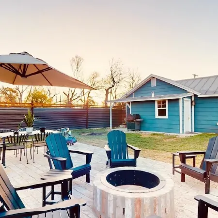 Lupita’s Casita Cozy, Spacious Yard, Sleeps 10, Pets OK, Fire Pit & Patio