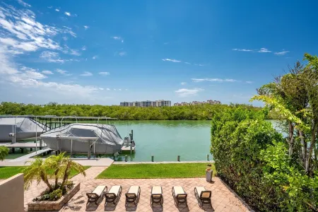 MarcoWaterfront-BalconyViews-Pool+Spa-Fishing