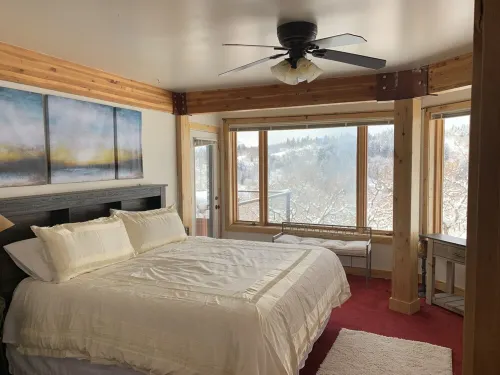 Luxury Private Cabin. Spectacular setting!  Amazing Views, 80 acres, Hot Tub