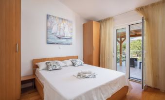 Sunshine Holiday Home