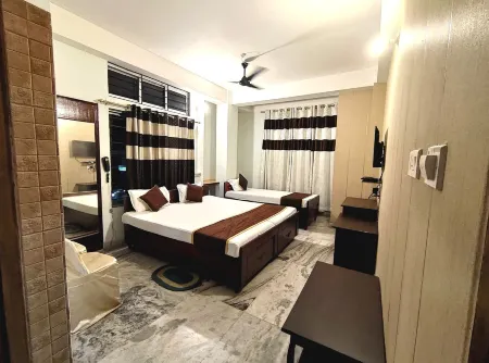 Kalpataru Guest House Отели рядом с достопримечательностью «Phoneix»