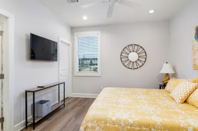 CC4-Awesome 3 Bedroom Townhome Perfect for Gamedays