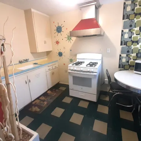 Harry's Mancave - A Vintage Motel on the Historic 395 Route - the New Star Motel Experience