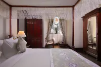 Queen's Hotel Kandy - 160 Years of Heritage & Luxury - balcony