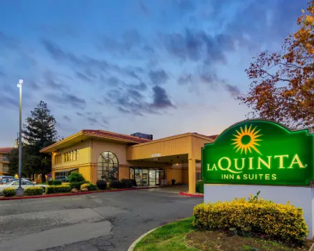 La Quinta Inn & Suites by Wyndham Oakland - Hayward Hotels in Hayward