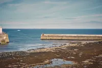 Host Stay Ocean Pearl Hotels near Seahouses Harbour