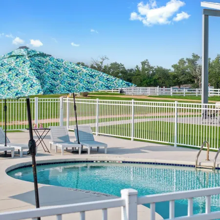 Blue Skies Resort - Glamping - Pool - Fireplace
