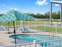 Blue Skies Retro Resort Pool-Fireplace Hotels in Gillespie County