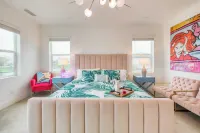 Sunburst by AvantStay Lakefront Mountain Views Hotels near Indio Towne Center