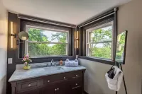 Iconic 3BD Entire House in The Heart Of Pittsburg Hotels in Green Tree