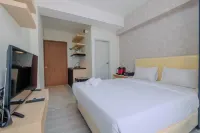 Sophisticated Studio Room at Podomoro Golf View Apartment by Travelio - Parkplatz