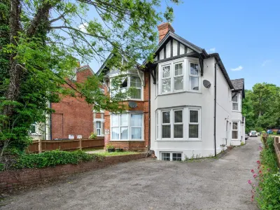 High Wycombe Apartments Hotels near Trinity United Reformed Church