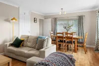 St Helens Apartment 1 - Short Walk to Beach Hotels in Amroth