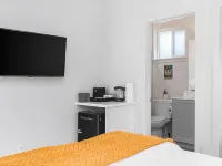 Solo's Smuggler Suite Hotels near Ballard