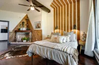 Lakefront Estate With 2 Kitchens Perfect for Events & Families