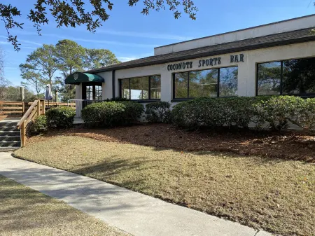 Cozy Balcony and Resort Amenities - Charming Ocean View Villa Отели рядом с Аэропорт Хилтон Хэд