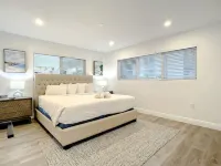 Chic Retreat - Heated Pool, BBQ, Smart TVs, Lounge Area Hotels in Oakland Park