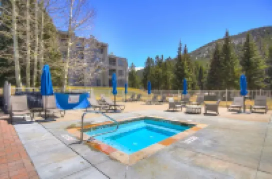 Resort Amenities and Scenic Surroundings - Stunning Lake View Retreat
