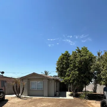 Charming 2-bedroom house in welcoming Yuma. Central location. WiFi washer dryer