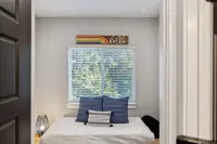 Open Floor Plan with Fenced Yard and Cozy Kitchen - Charming Retreat 布賴恩住宿飯店
