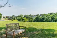 Spacious Suite with Fireplace and Scenic Views - Elegant Oasis Отели в г. Кларксвилл