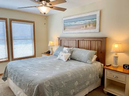 Waterfront Deck and Tandem Kayaks - Charming Nature Retreat Отели в г. Окракок