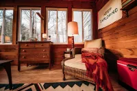 All-Season Sun Porch and Wood-Burning Stove - Charming Retreat Hotels in Coolbaugh Township