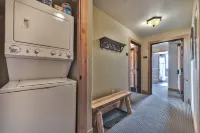 Resort property, corner one bedroom, pool, steps to skiing and golf, enjoy SV413B/C - 2 étoiles