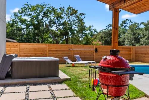 New Remodeled 4BR - Pool+Jacuzzi+PoolTable+Karaoke Stage+Arcades near Domain