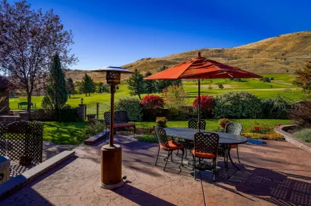 Chef's Kitchen and Hot Tub in a Tranquil Setting - Luxurious Escape