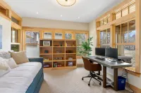 Lakeside Retreat with Spacious Living and Cozy Nook - Charming Cottage Hotels in Shoreview