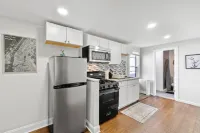 Airy Layout and Dedicated Parking Spot - Charming Whimsical Escape فنادق في Bayonne