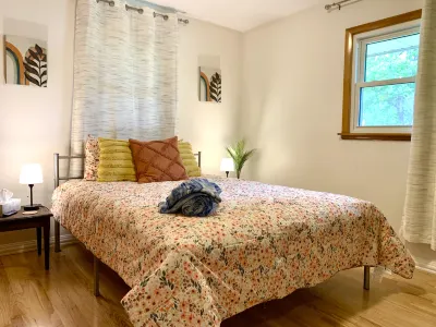 Hot Tub and Spacious Backyard Retreat - Charming Getaway Hotel dekat Roxie's Manhattan