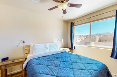 Townhouse w/ shared pool, hot tub, free WiFi and cable, and theater room