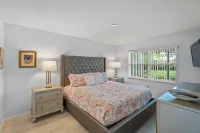 Siesta Bayside Pretty Fountain View Hotels in Siesta Key