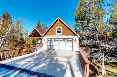 Private alpine hideaway with fireplaces, furnished deck, & designer kitchen - dog-friendly Các khách sạn gần Lake Arrowhead Branch Library
