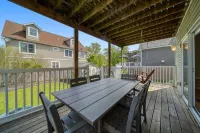 Charming Cottage with Deck and Cozy Fireplace - Delightful Getaway