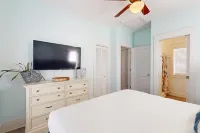 Dog-friendly bungalow with on-site pool, hot tub, free WiFi, and washer/dryer فنادق في Seaside