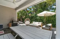 Smart TVs, Wifi, Fire Pit, and Games - Stylish Coastal Retreat