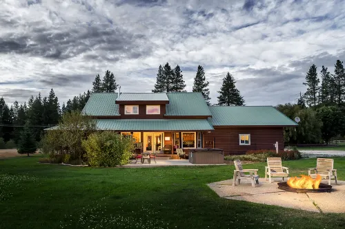 Expansive Yard and Mountain Views - Charming Alpine Retreat